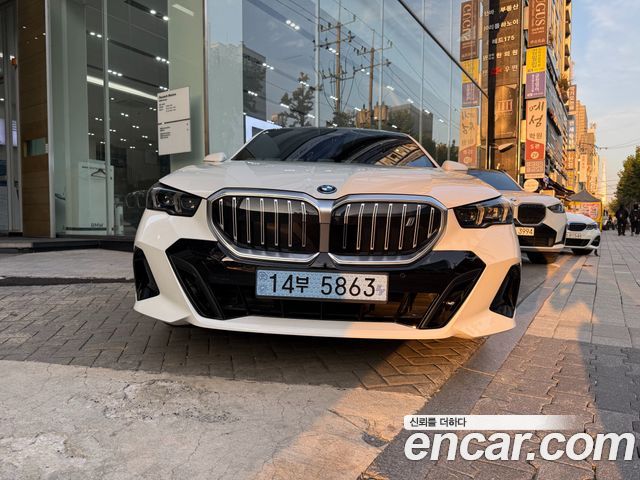 BMW i5 eDrive 40 M Sport — пробег 421 км — фото 1 из 5