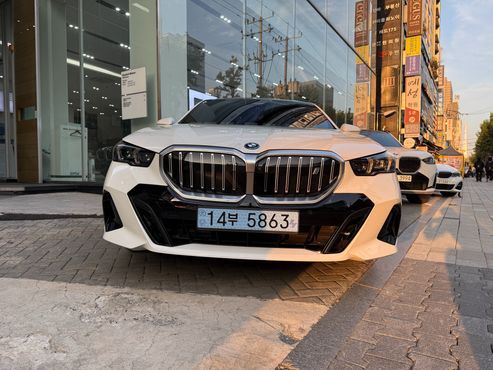 BMW i5 eDrive 40 M Sport — пробег 421 км — фото 1 из 5
