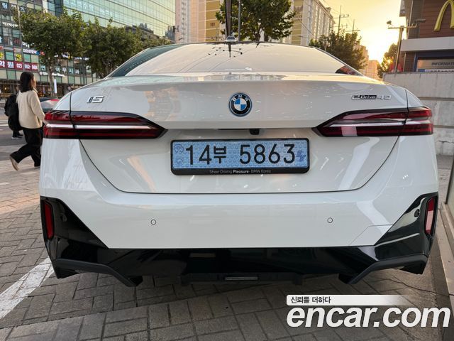 BMW i5 eDrive 40 M Sport — пробег 421 км — фото 4 из 5