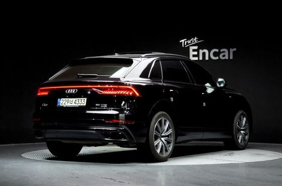 Audi Q8 55 TFSI Quattro Premium — пробег 111 772 км — фото 2 из 5