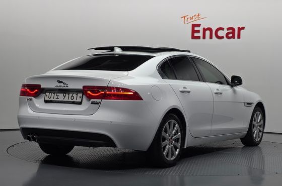 Jaguar XE 20d Perstige AWD — пробег 83 914 км — фото 2 из 5