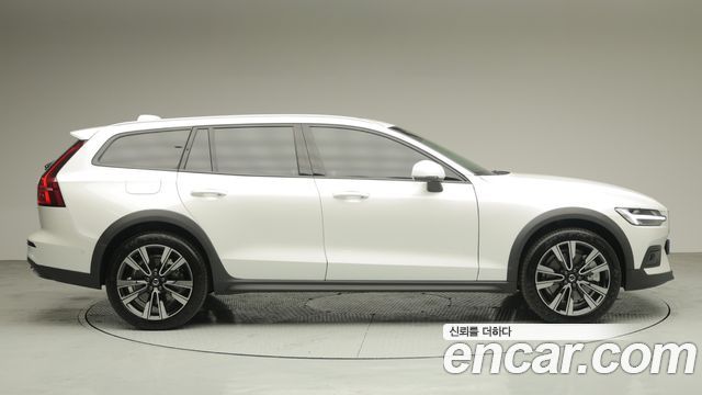 Volvo V60 B5 Ultra AWD — пробег 4 799 км — фото 4 из 5