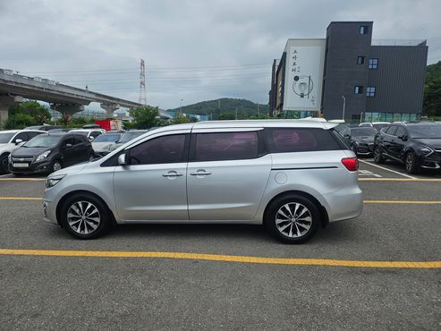 Kia Carnival 9-seater Luxury — пробег 126 718 км — фото 3 из 5