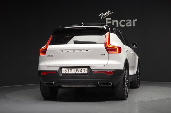 Volvo XC40 T4 R-Design — пробег 73 294 км — фото 4 из 5