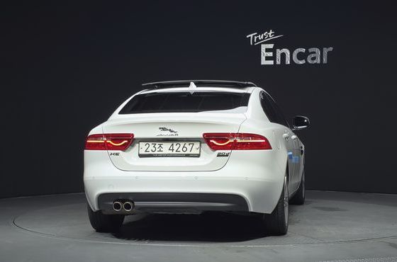 Jaguar XE 20d Portfolio AWD — пробег 51 930 км — фото 4 из 5