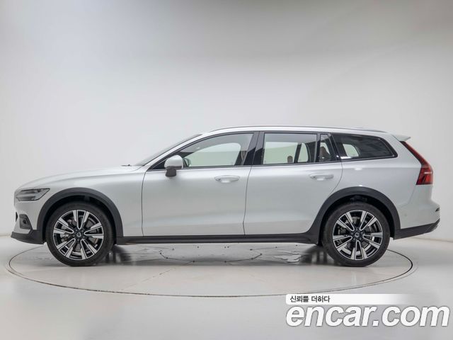 Volvo V60 B5 Ultra AWD — пробег 5 864 км — фото 3 из 5