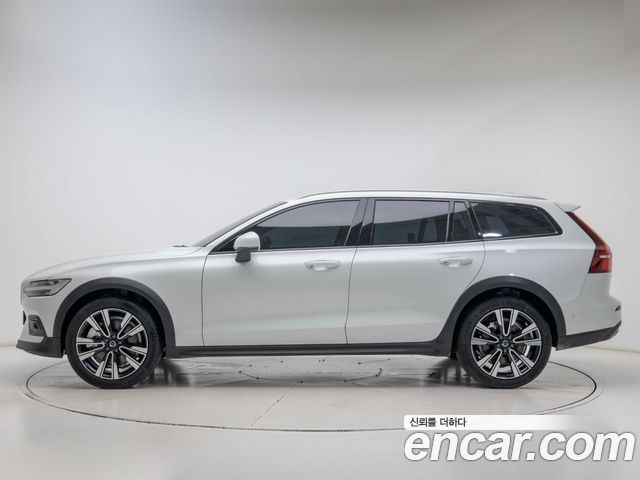 Volvo V60 B5 Ultra AWD — пробег 7 935 км — фото 3 из 5