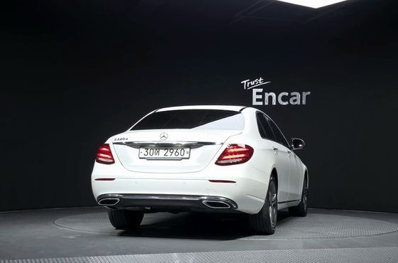 Mercedes-Benz E-Class E220d Avantgarde — пробег 114 080 км — фото 4 из 5