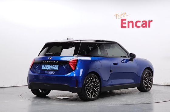 Mini Cooper SE Favoured — пробег 8 765 км — фото 2 из 5