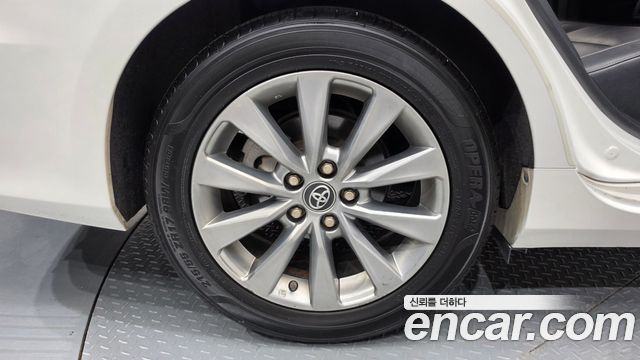 Toyota Camry Hybrid XLE — пробег 94 995 км — фото 5 из 5
