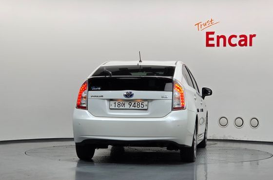Toyota Prius 1.8 E — пробег 176 370 км — фото 4 из 5