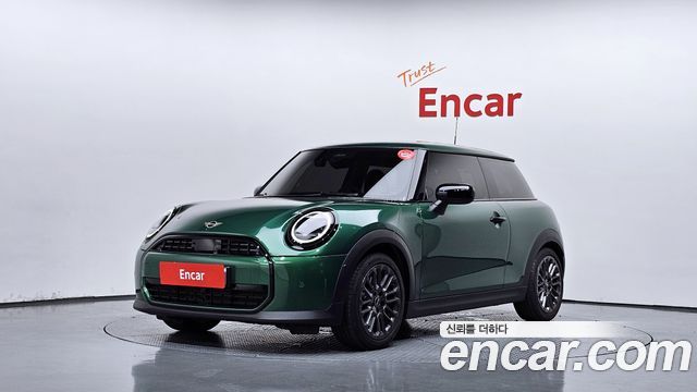 Mini Cooper Essential — пробег 2 737 км — фото 1 из 5
