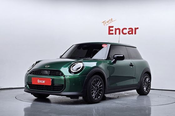 Mini Cooper Essential — пробег 2 737 км — фото 1 из 5