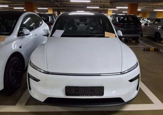 Tesla Model Y L Long Range AWD — пробег 1 км — фото 1 из 5