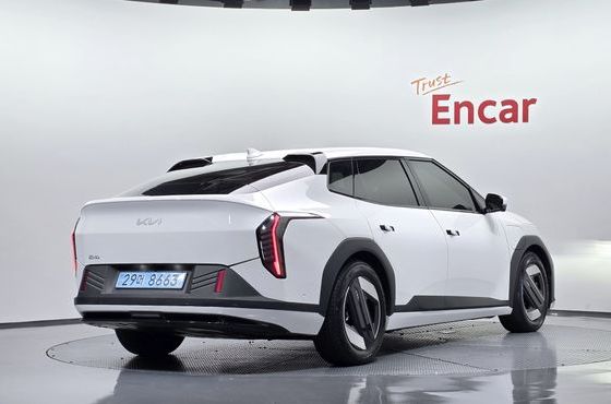 Kia EV4 Long Range 2WD Earth — пробег 12 977 км — фото 2 из 5