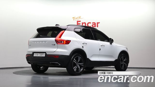 Volvo XC40 T4 R-Design — пробег 121 599 км — фото 2 из 5