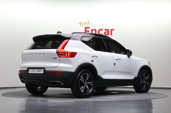 Volvo XC40 T4 R-Design — пробег 121 599 км — фото 2 из 5