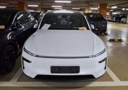 Tesla Model Y L Long Range AWD — пробег 1 км — фото 1 из 5