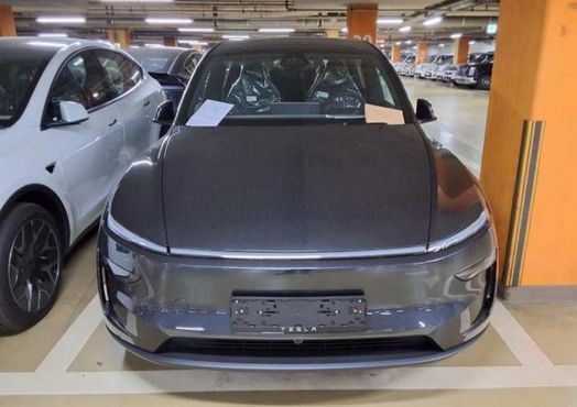 Tesla Model Y L Long Range AWD — пробег 1 км — фото 1 из 5