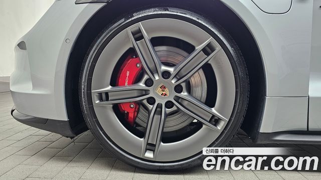Porsche Taycan GTS — пробег 8 115 км — фото 5 из 5