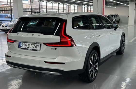 Volvo V60 B5 Ultra AWD — пробег 1 711 км — фото 2 из 5