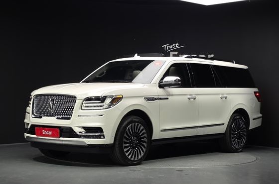 Lincoln Navigator 3.5L (8-Seater) — пробег 3 716 км — фото 1 из 5