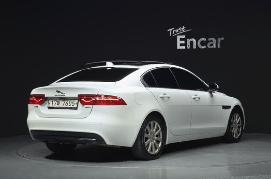 Jaguar XE 20t Prestige — пробег 92 401 км — фото 2 из 5