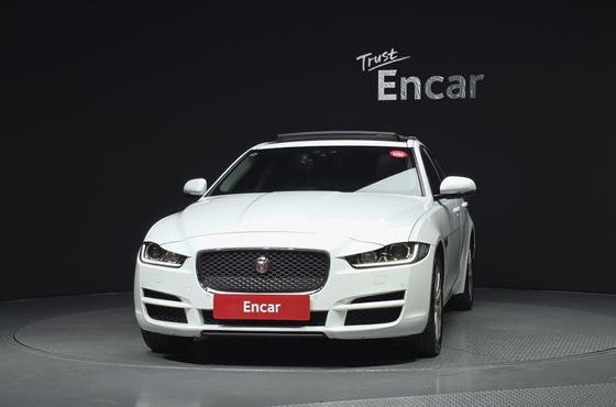 Jaguar XE 20t Prestige — пробег 92 401 км — фото 3 из 5