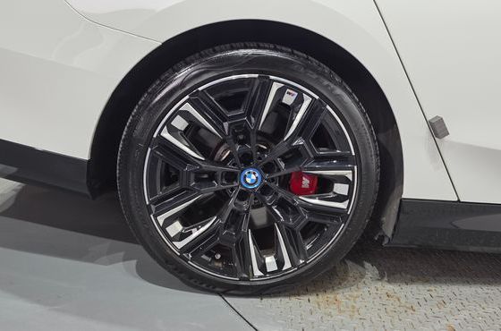 BMW i5 M60 xDrive — пробег 41 387 км — фото 5 из 5