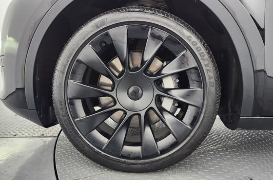 Tesla Model Y RWD — пробег 40 987 км — фото 5 из 5