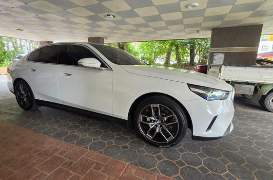 BMW 5-Series 530i xDrive — пробег 500 км — фото 2 из 5