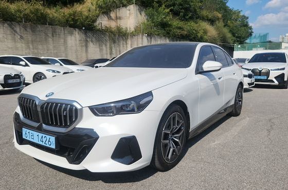 BMW i5 xDrive 40 M Sport — пробег 4 721 км — фото 1 из 5