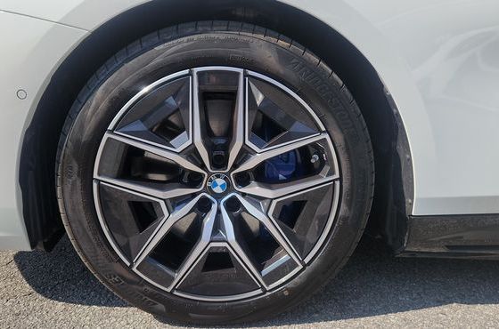 BMW i5 xDrive 40 M Sport — пробег 4 721 км — фото 5 из 5
