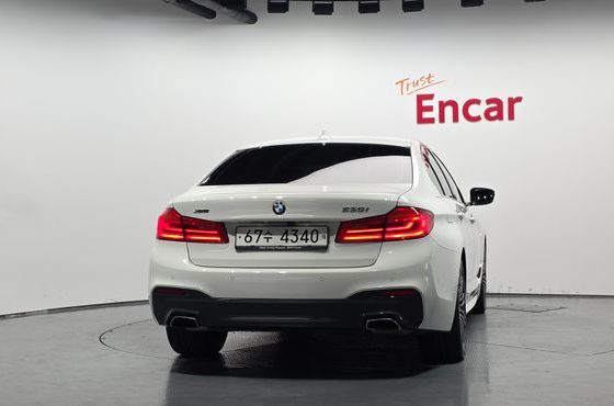 BMW 5-Series 530i xDrive M Sport Package Plus — пробег 28 350 км — фото 4 из 5