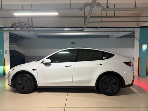 Tesla Model Y Premium RWD — пробег 13 657 км — фото 2 из 5