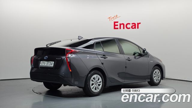 Toyota Prius 1.8 E — пробег 72 200 км — фото 2 из 5