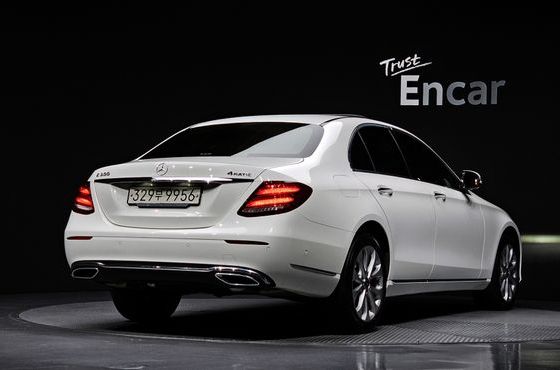 Mercedes-Benz E-Class E300 4MATIC Exclusive — пробег 56 730 км — фото 2 из 5