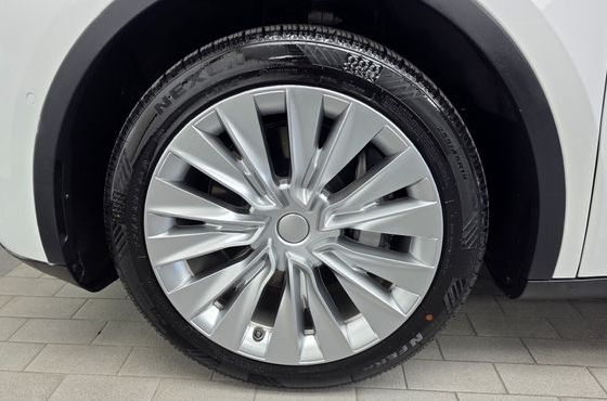 Tesla Model Y Standard Range RWD — пробег 97 402 км — фото 5 из 5