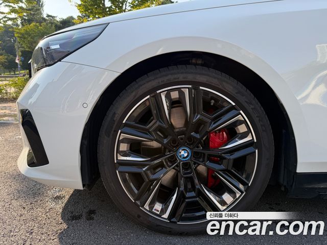 BMW i5 M60 xDrive — пробег 13 100 км — фото 5 из 5