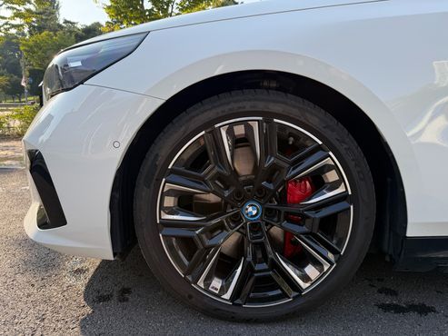 BMW i5 M60 xDrive — пробег 13 100 км — фото 5 из 5