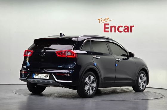 Kia Niro Prestige — пробег 73 404 км — фото 2 из 5