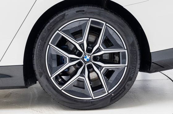 BMW i5 eDrive 40 M Sport — пробег 4 800 км — фото 5 из 5