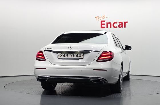 Mercedes-Benz E-Class E220d Avantgarde — пробег 176 656 км — фото 4 из 5