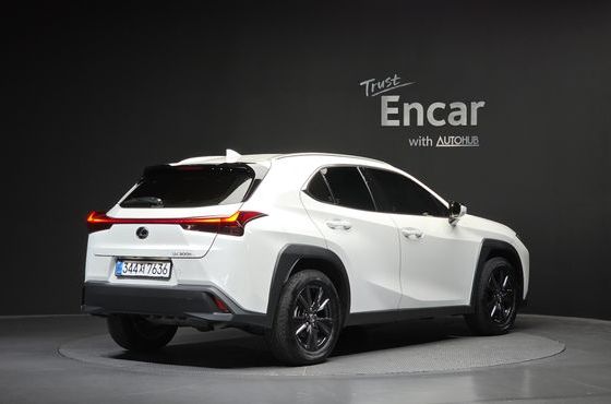 Lexus UX 2.0 2WD — пробег 10 196 км — фото 2 из 5