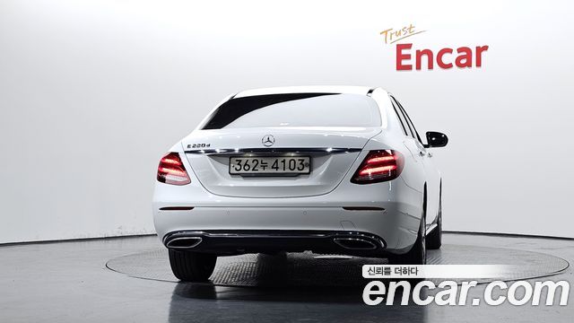 Mercedes-Benz E-Class E220d Avantgarde — пробег 75 521 км — фото 4 из 5