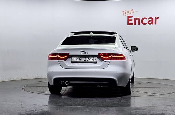 Jaguar XE 20d Prestige — пробег 76 126 км — фото 4 из 5