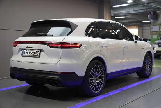Porsche Cayenne 3.0 E-Hybrid — пробег 17 063 км — фото 2 из 5
