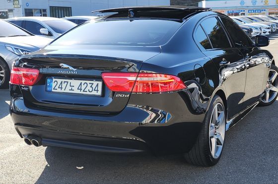 Jaguar XE 20d R-Sport — пробег 99 400 км — фото 3 из 5