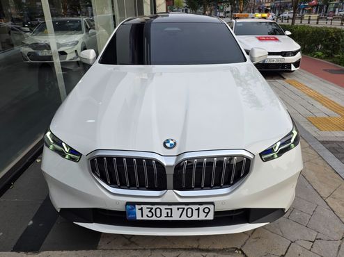 BMW 5-Series 520i — пробег 2 300 км — фото 1 из 5