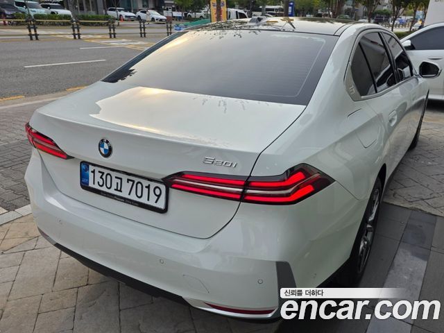 BMW 5-Series 520i — пробег 2 300 км — фото 3 из 5